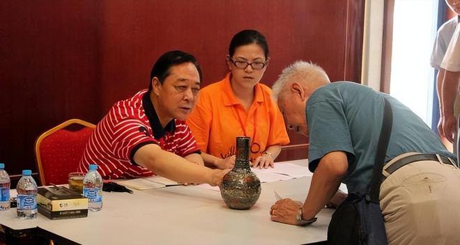 2010年男子制作玉凳,专家鉴定为汉代文物,以2.2亿天价被拍卖